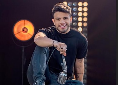 Cearense Felipe Amorim é o 2º cantor mais ouvido no Spotify Brasil