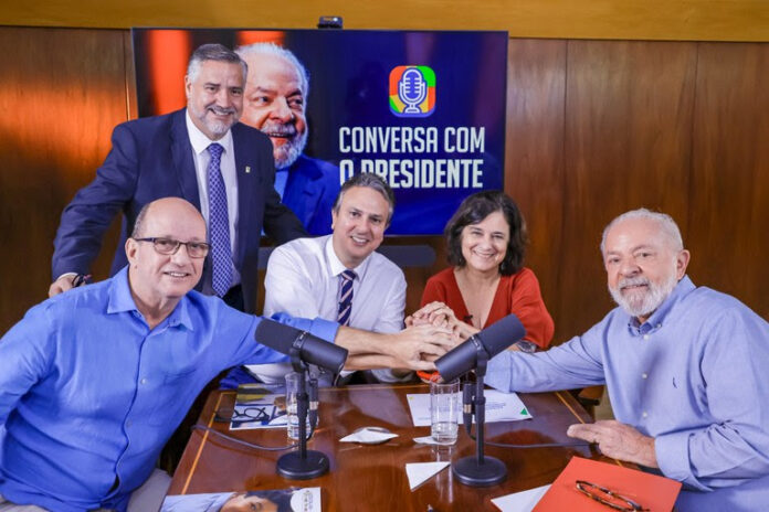 Presidente Lula foi acompanhado, na transmissão feita do Palácio da Alvorada, pelos ministros Camilo Santana (Educação), Nísia Trindade (Saúde) e Paulo Pimenta (Secom), além do jornalista Marcos Uchôa - Foto: Ricardo Stuckert / PR